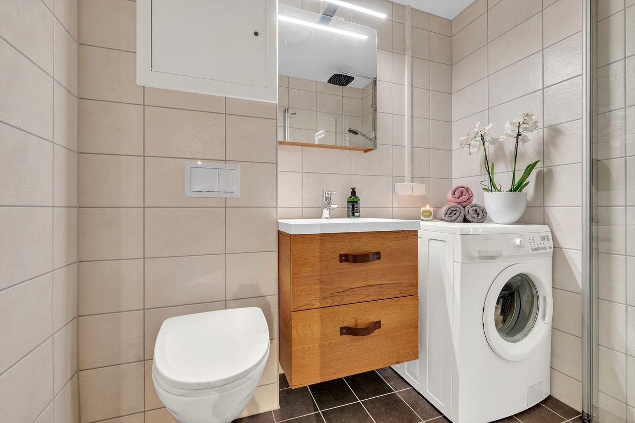 Flislagt bad fra 2018 tatt i regi av borettslaget, badet har bl.a. gulvvarme og opplegg for vaskemaskin. Galleribilde