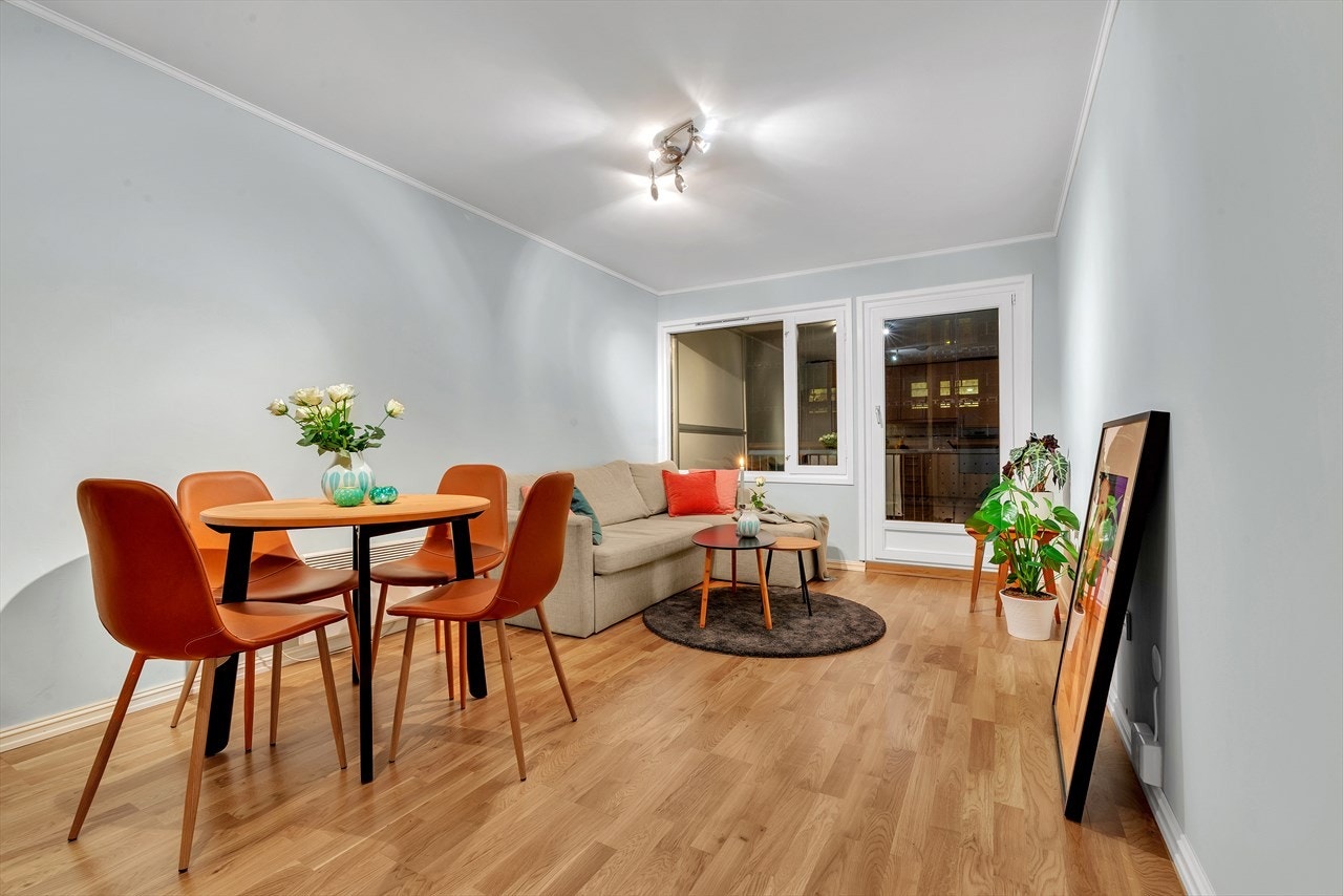 Leiligheten har åpen stue- og kjøkkenløsning som gir et sosialt samspill mellom rommene. God plass til både sittegruppe og spisegruppe. Galleribilde