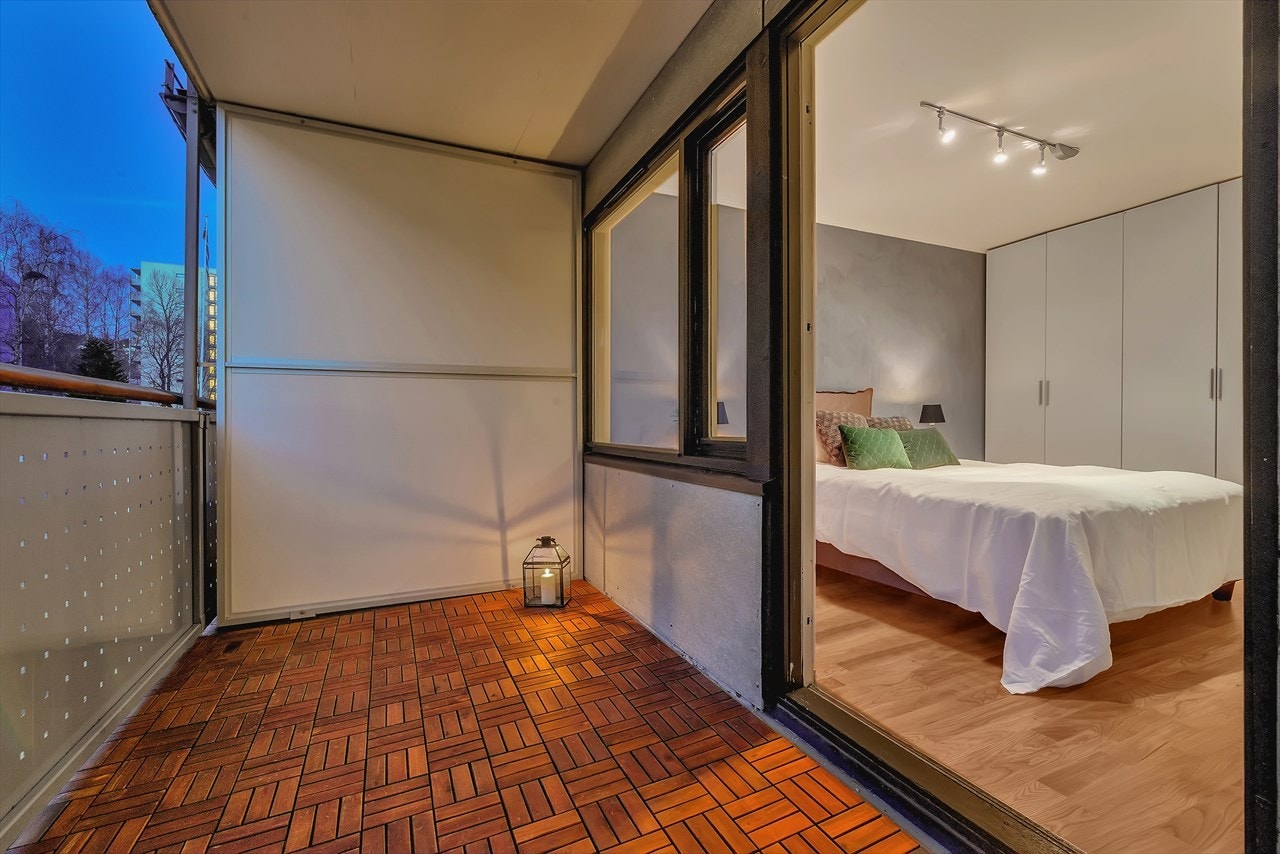 Utgang fra stue og soverom til nordvest-vendt balkong på ca. 11 kvm med god ettermiddagssol. Galleribilde