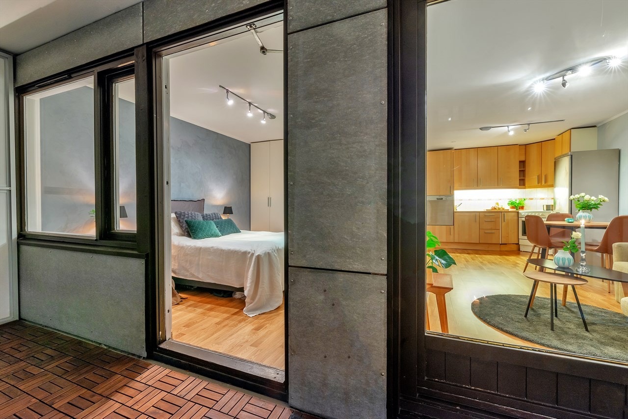 Balkongen er belagt med treheller på gulvet. Galleribilde