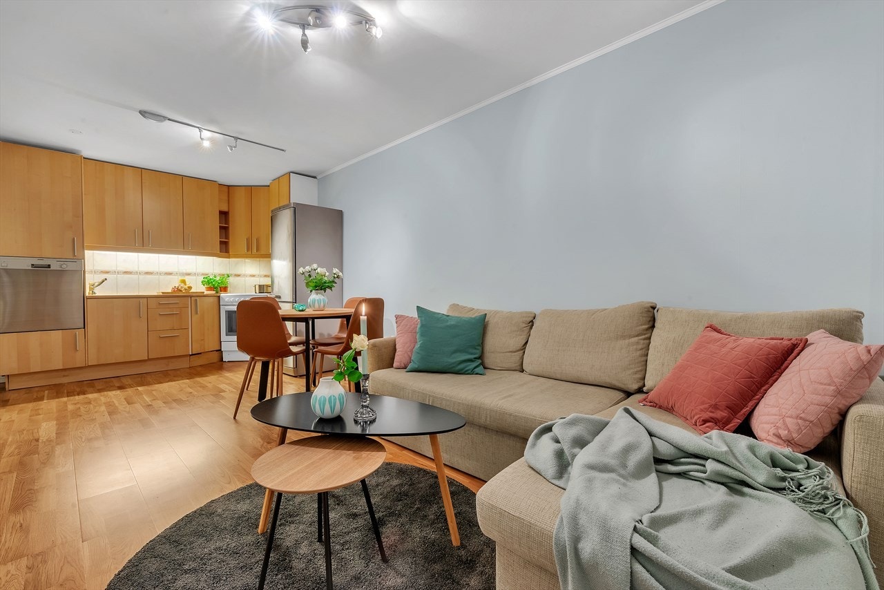 Leiligheten har kjøkkeninnredning fra IKEA. Kjøkkenet er utstyrt med frittstående kjøleskap fra Electrolux og innebygget oppvaskmaskin fra Siemens. Galleribilde