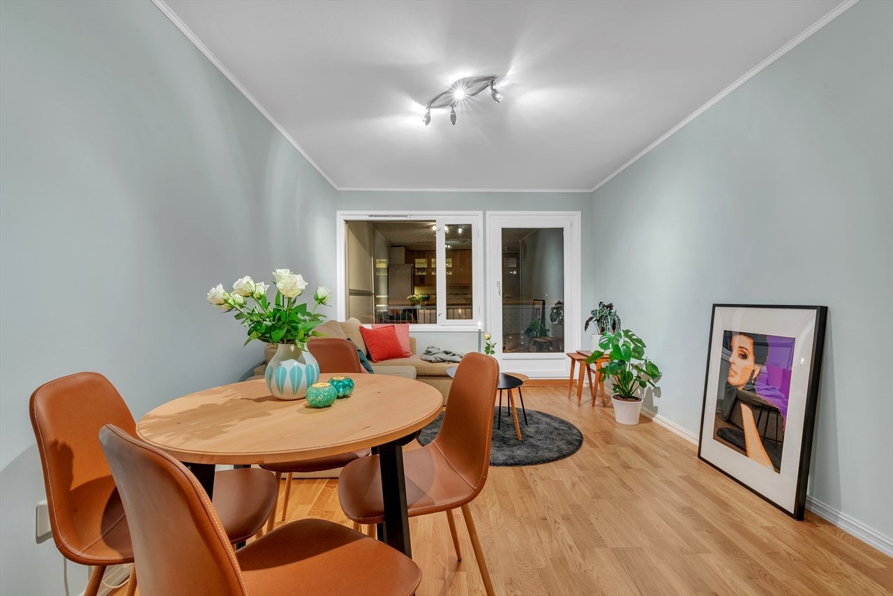 Leiligheten har malte overflater (2019) og 3-stavs parkett fra 2018. Galleribilde