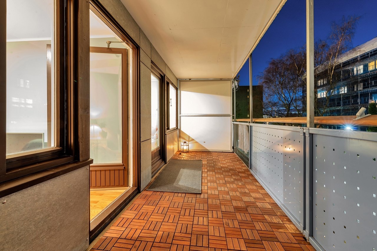 Balkongen har god plass til utemøblement. Galleribilde