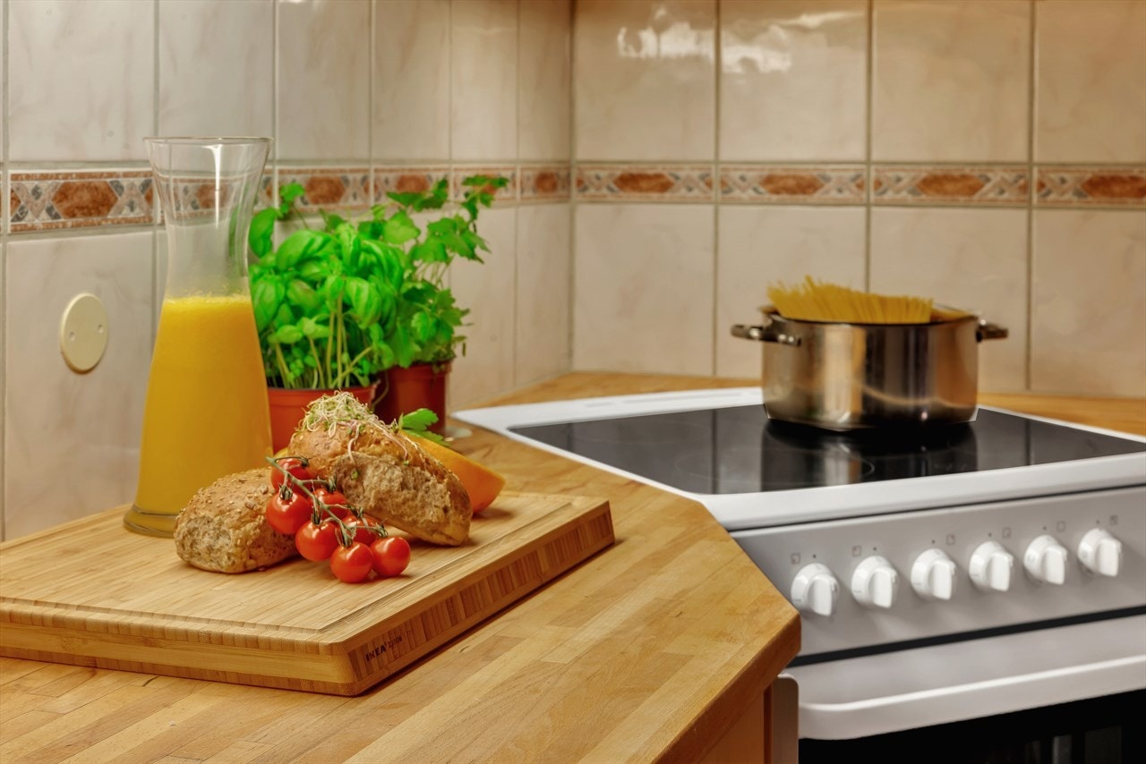 Kjøkkenet har benkeplate av tre og benkebelysning under overskap med stikkontakt. Galleribilde