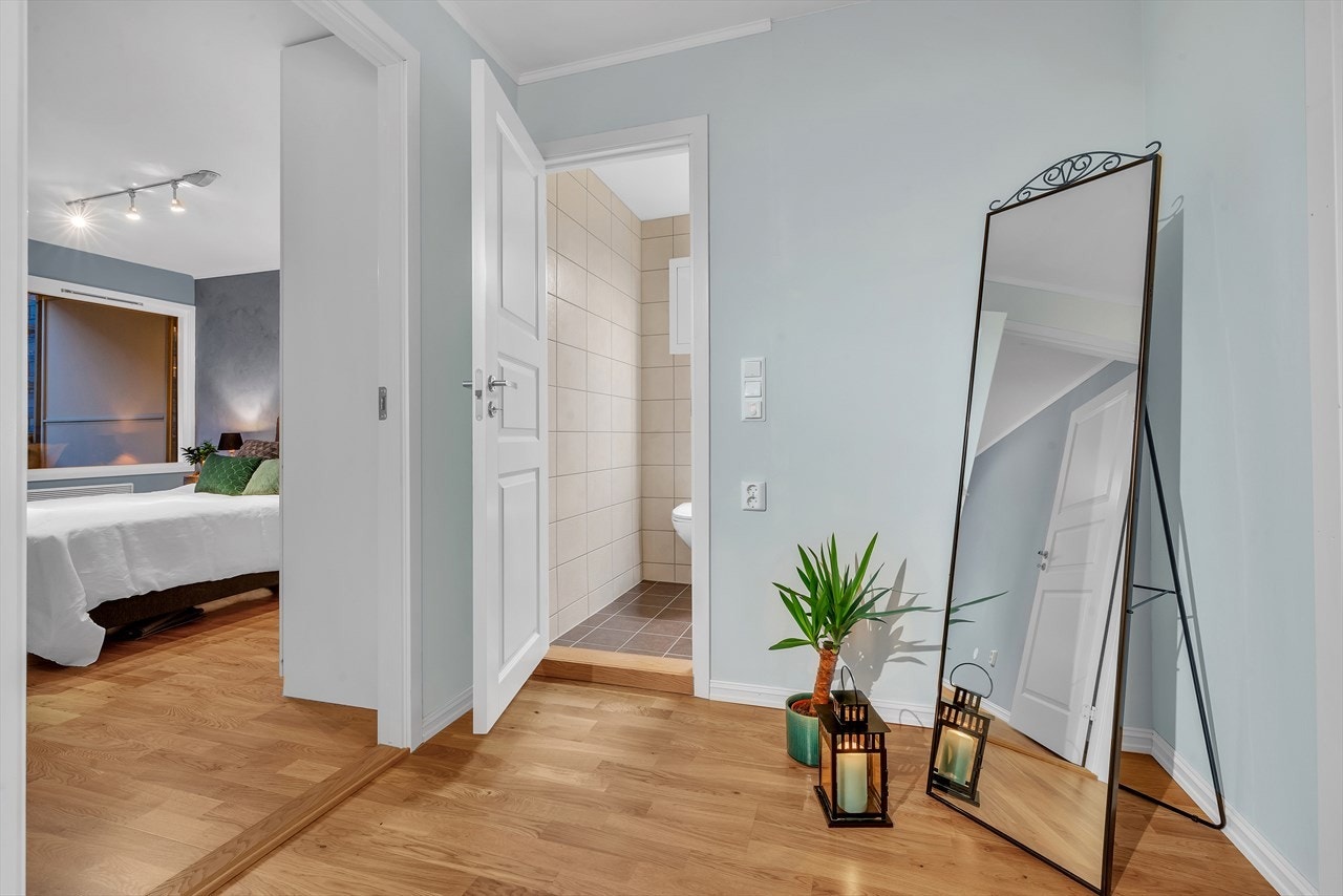 Entréen gir et godt førsteinntrykk av leiligheten og har god plass til yttertøy. Galleribilde