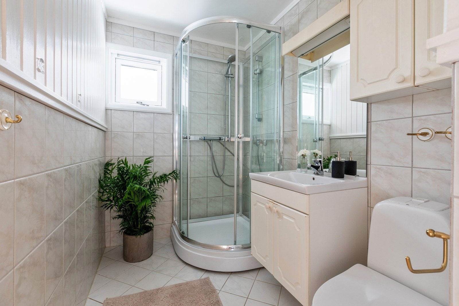 Flislagt bad med dusjkabinett som ble skiftet i 2017. Galleribilde