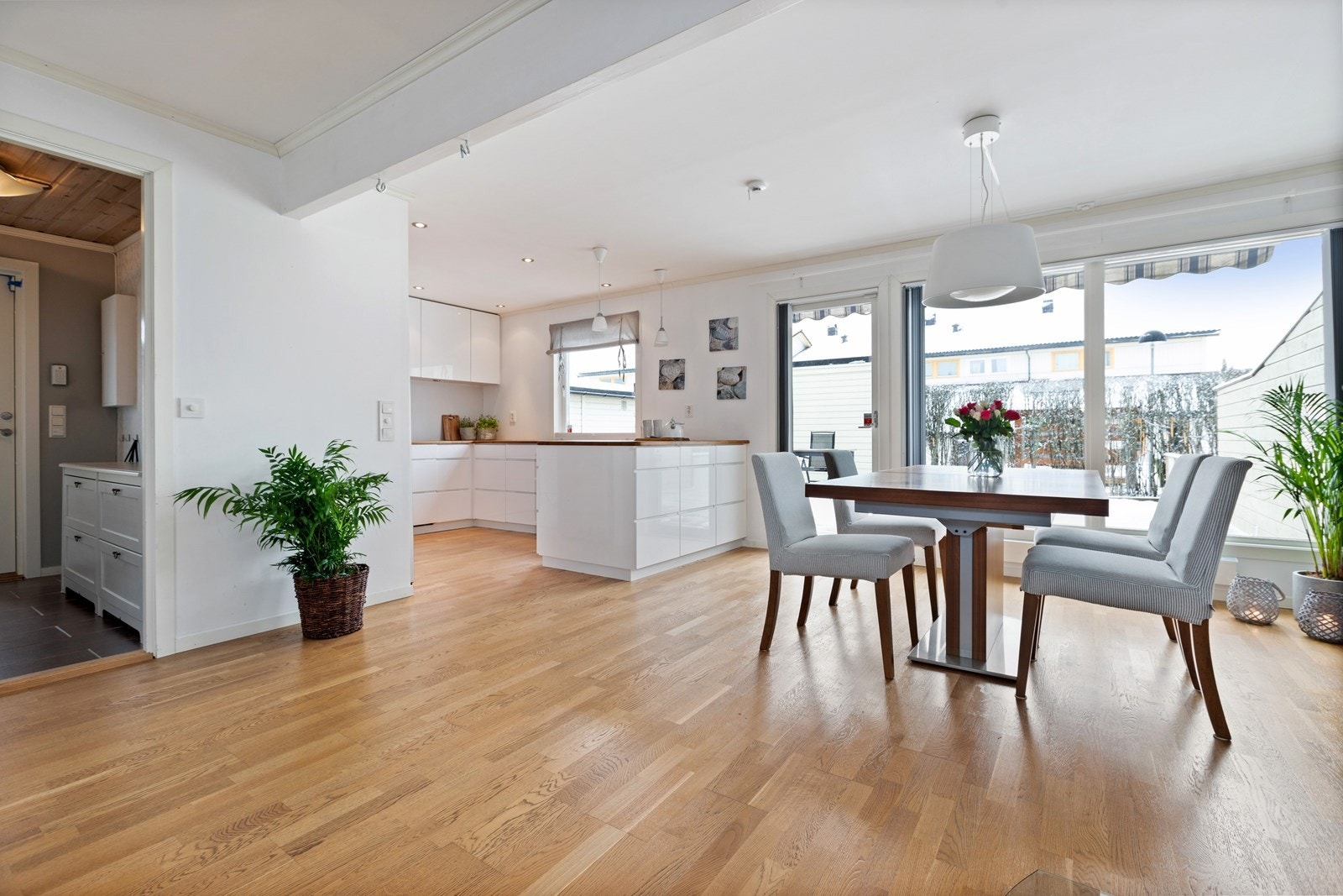 Fra spisestuen har man utgang til den store, solrike terrassen Galleribilde