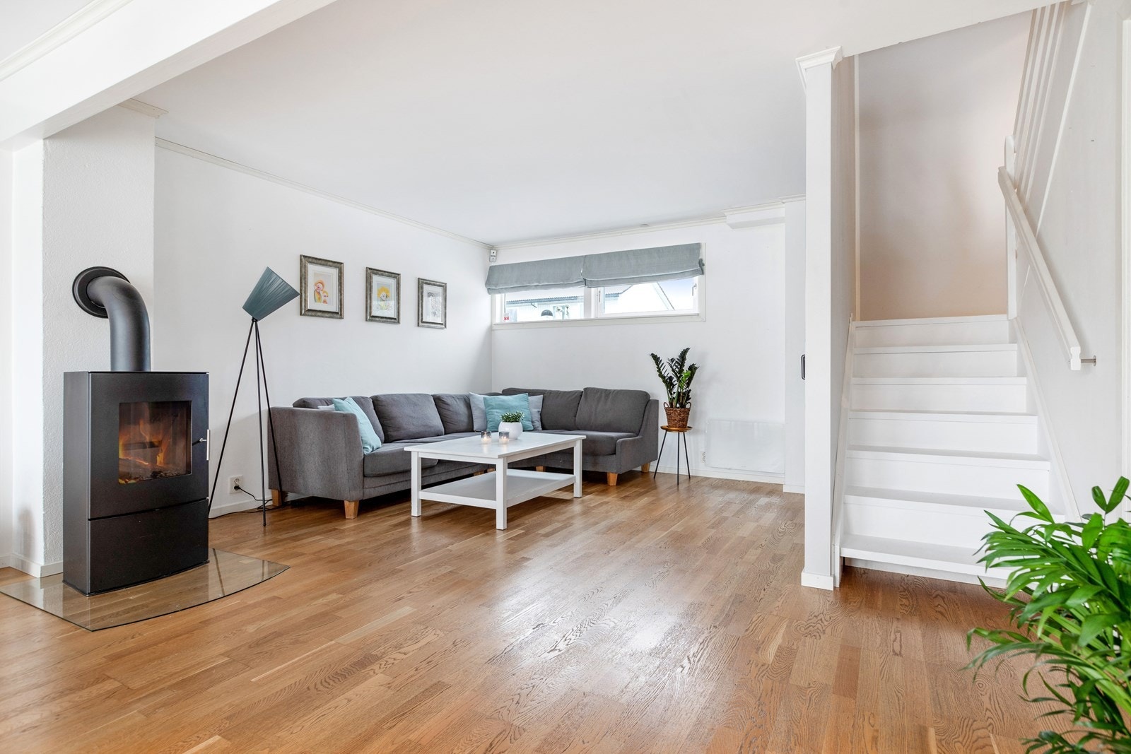 Stuen har også nyere peisovn fra 2015 Galleribilde