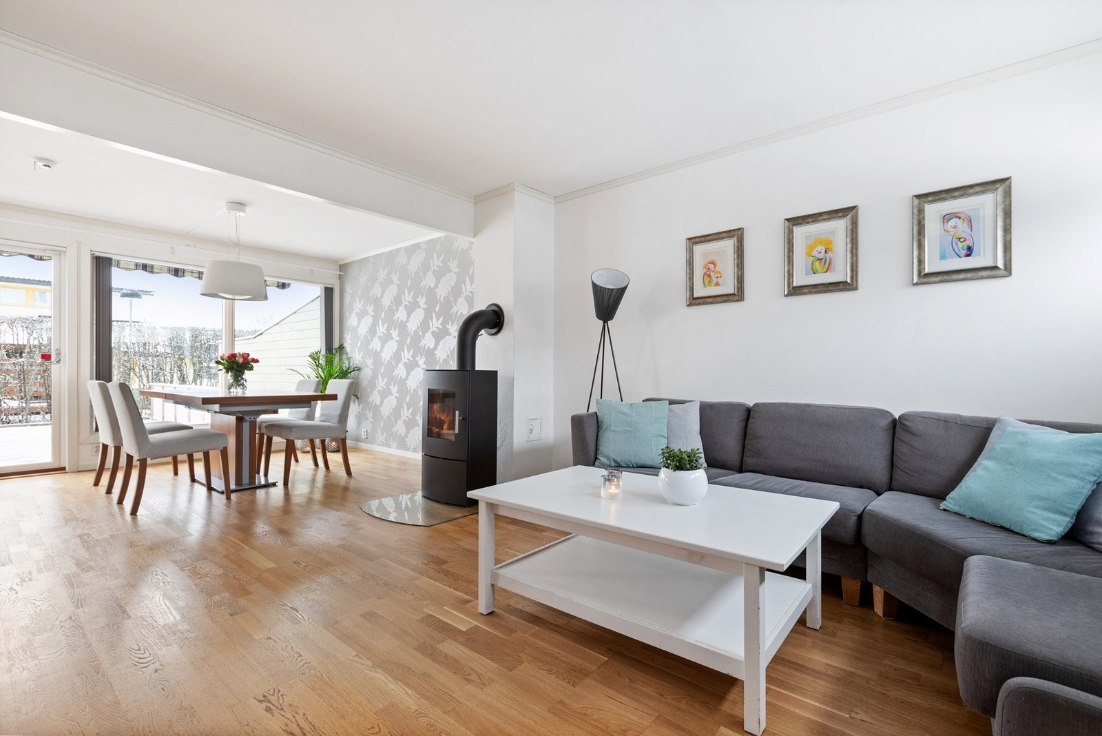 Åpen stue / kjøkkenløsning med store vindusflater Galleribilde