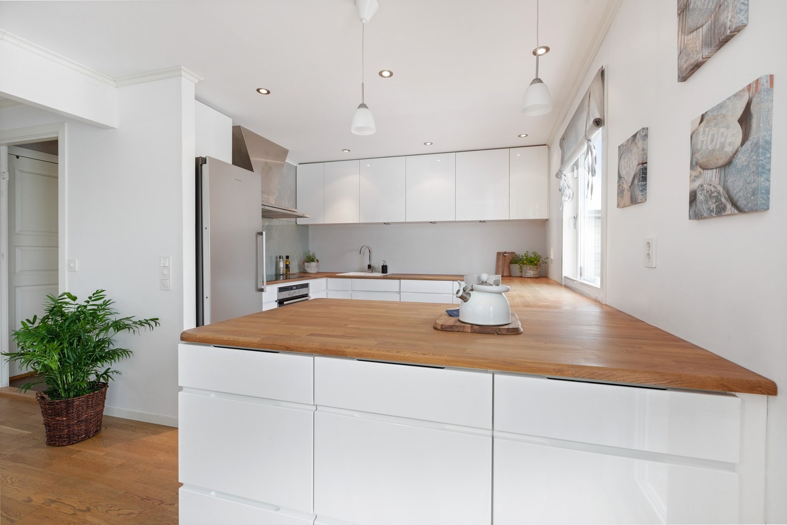 Nyere kjøkken med int. hvitevarer og godt med benk og skapplass Galleribilde