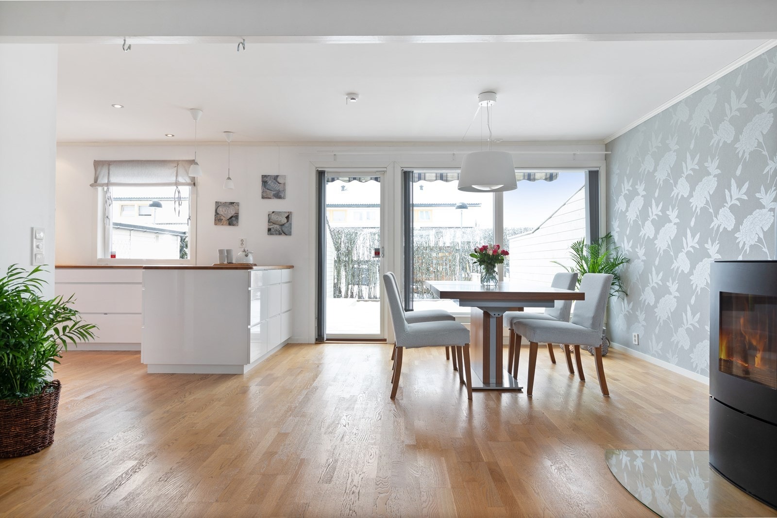 Stue og kjøkken fikk nytt parkettgulv i 2013 Galleribilde