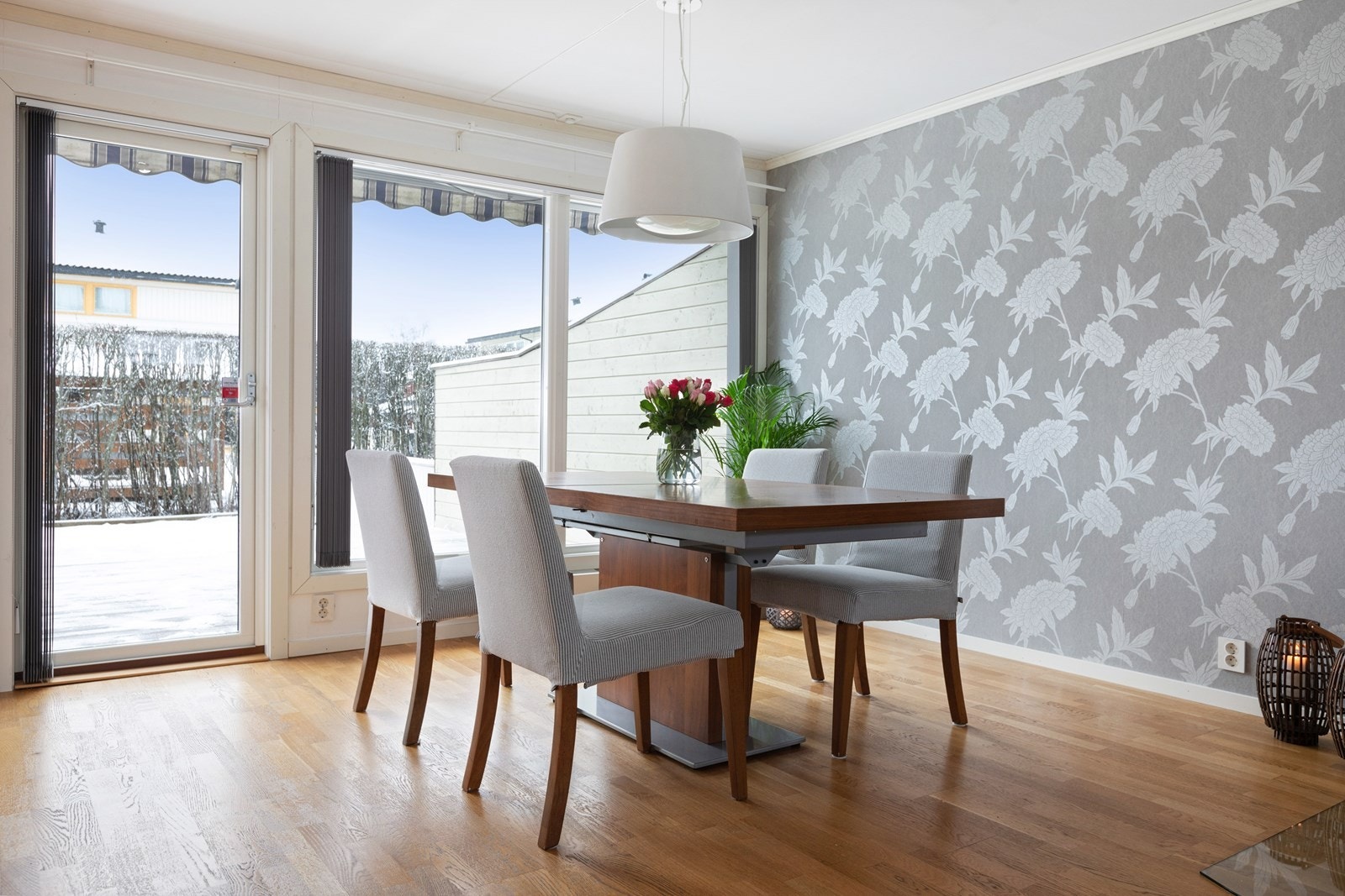 Terrassedøren med glass og 2 av stuevinduene med 2-lags isolerglass ble skiftet i 2010 Galleribilde