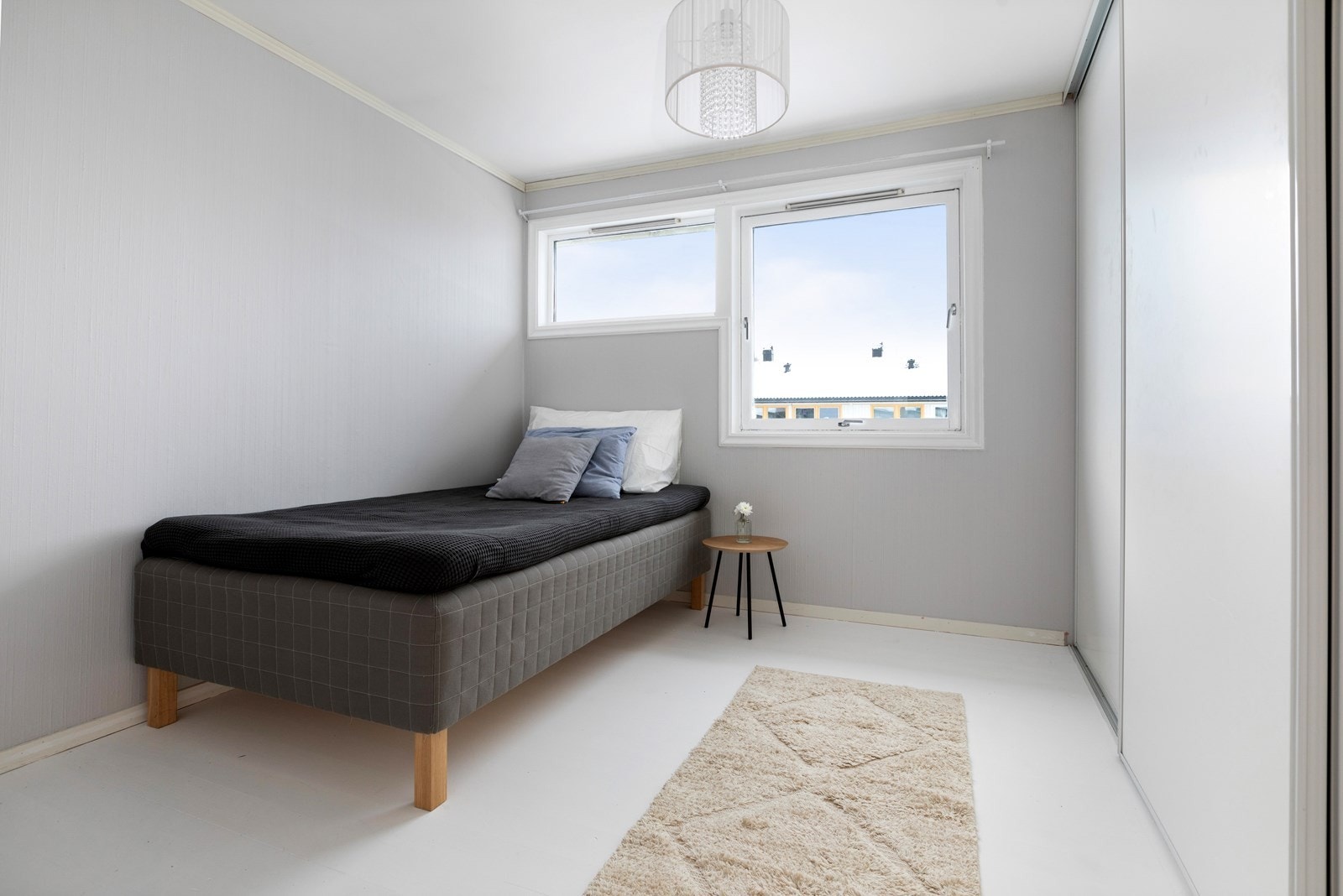 Dette soverommet har også skyvedørsgarderobe Galleribilde