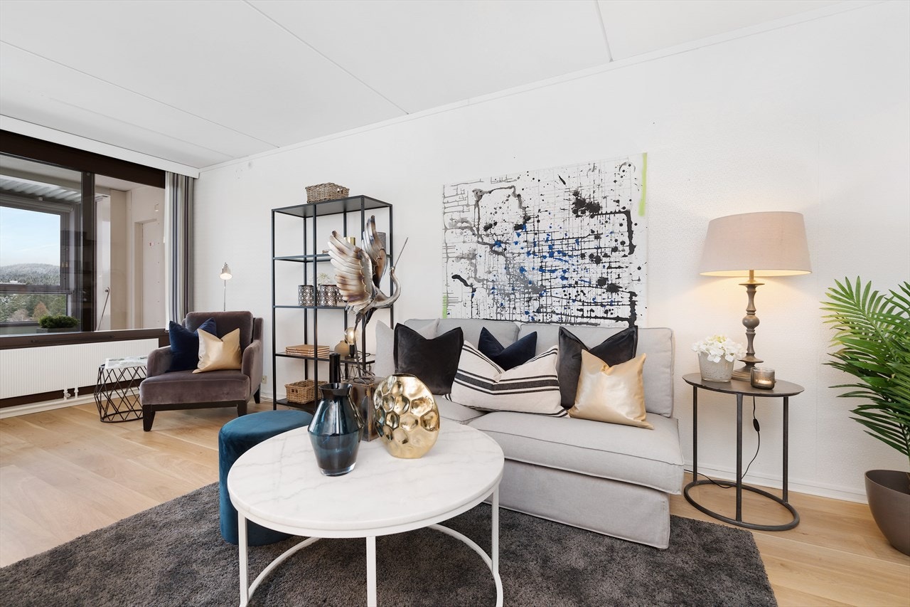 Fra stuen er det utgang til innglasset balkong på ca. 12 kvm. Leiligheten har også 3 romslige soverom, baderom og separat toalett. I tillegg er det en innvendig bod som i dag brukes som walk-in garderobe. Galleribilde