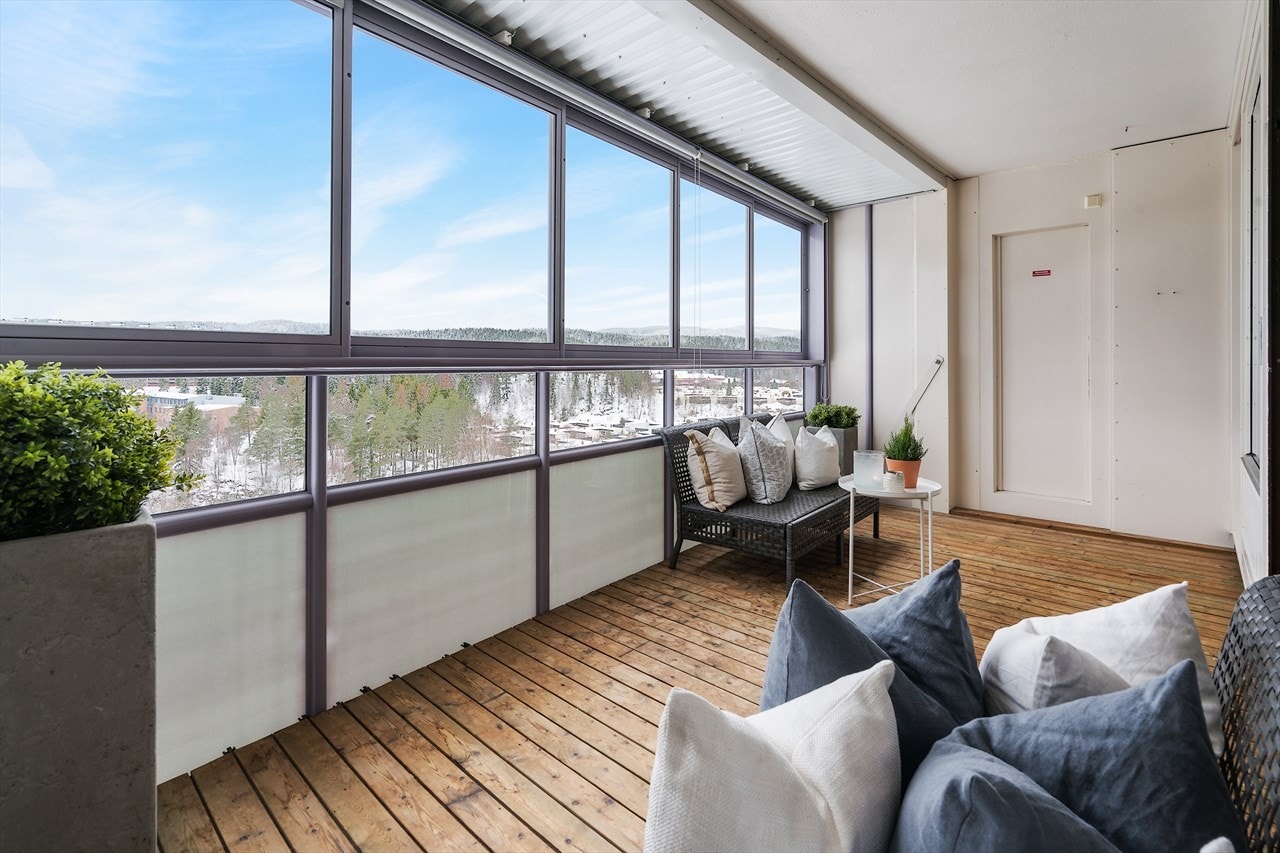 Fra stuen er det utgang til en flott innglasset balkong på ca. 12 kvm med plass til sittegruppe og tilhørende møbler. Galleribilde