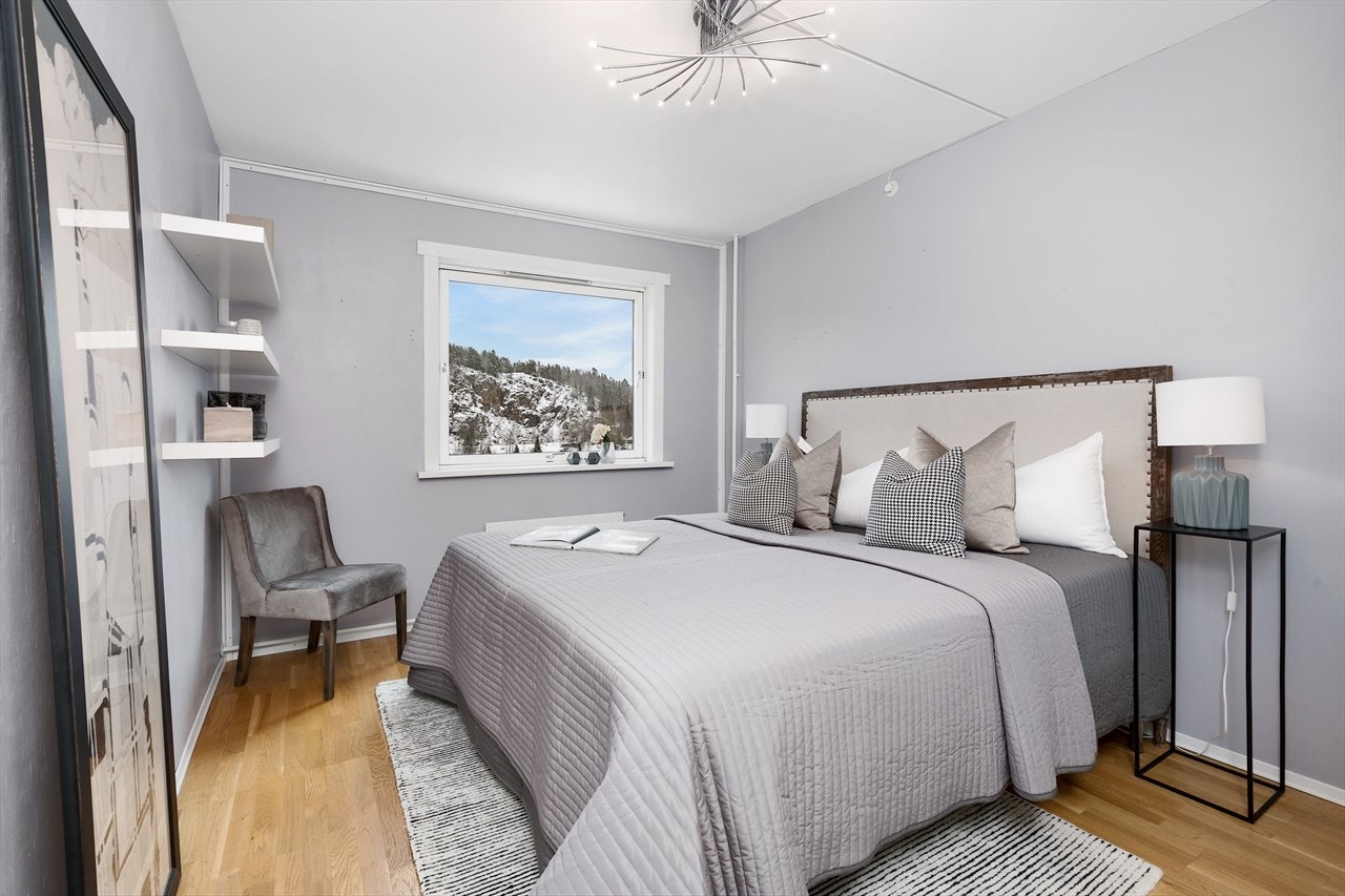 Meget romslig soverom med plass til dobbeltseng, garderobeskap og tilhørende møbler. Galleribilde