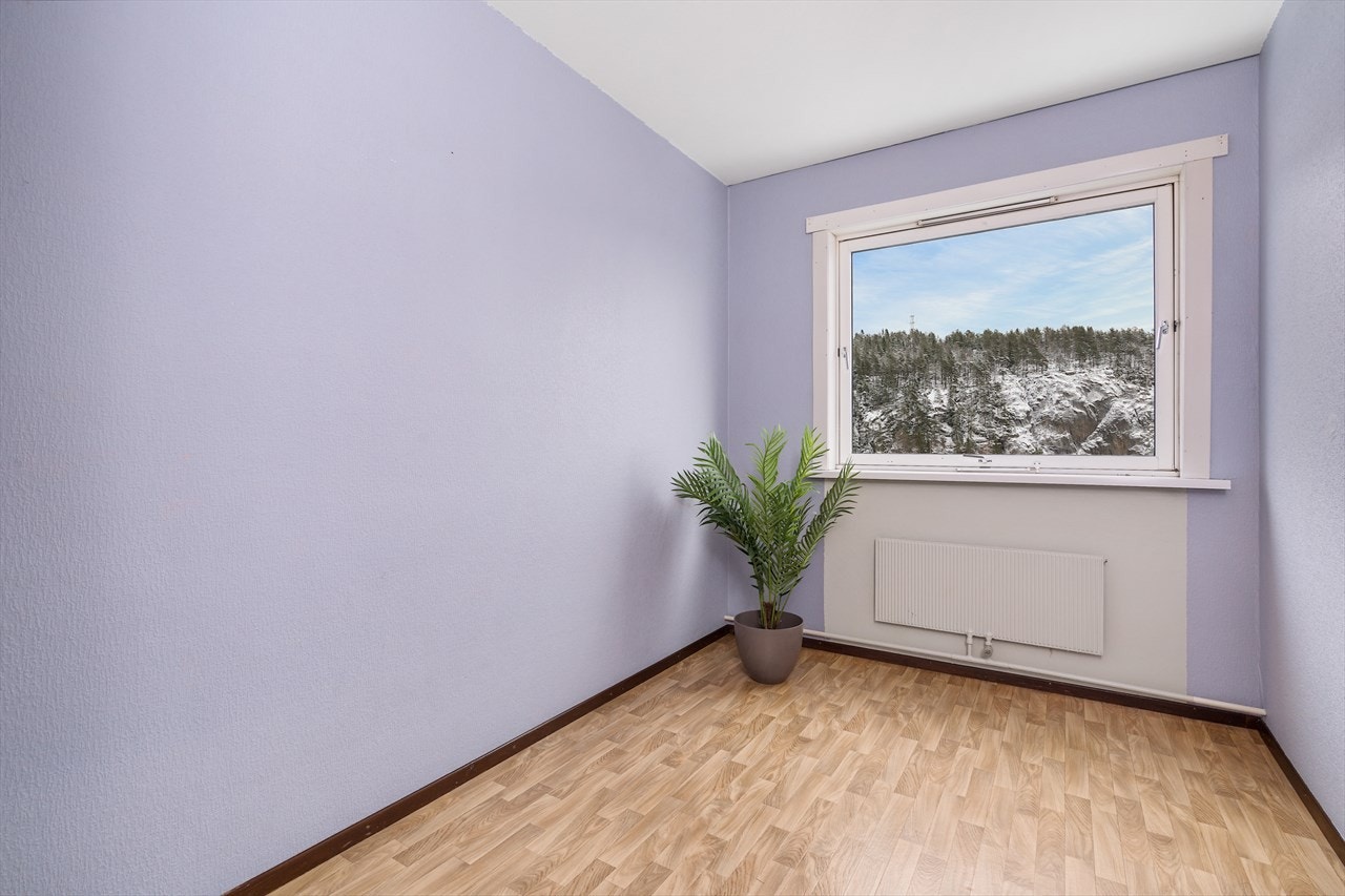 Soverom 2 er av god størrelse, med plass til seng, garderobeskap og tilhørende møbler. Soverom 2 passer ypperlig som barnerom, gjesterom eller kontor. Galleribilde