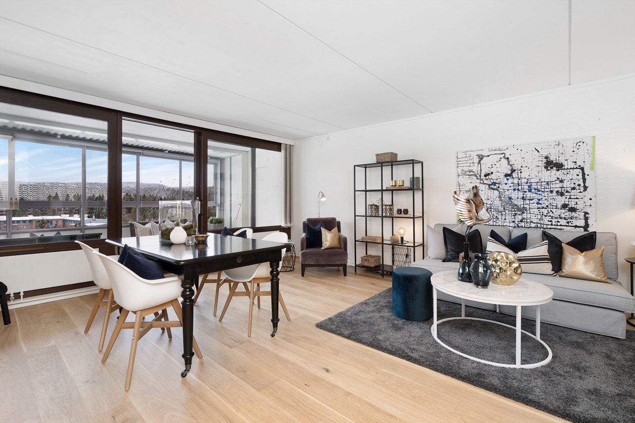 Leilighetens utforming og innhold består av en romslig entré, en stor åpen stue/kjøkkenløsning med rikelig av skap- og benkplass samt integrerte hvitevarer med lite innsyn og plass til sittegruppe, spisebord og tilhørende møbler. Galleribilde