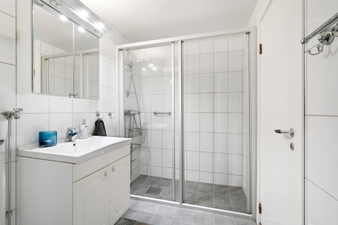 Pent flislagt baderom i lyse moderne farger med varmekabler i gulv. Baderommet er renovert i regi av borettslaget i 2010. Det er opplegg for vaskemaskin på baderommet. Galleribilde