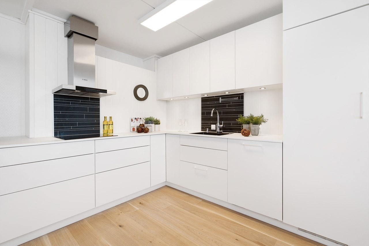 Det er montert integrert såpedispenser i oppvaskkum og led-belysning under overskap og stikkontakt på vegg.
Hvitevarer som induksjontopp og ventilator er fra Bosch, stekeovn og kjøleskap fra Siemens og oppvaskmaskin fra Asko. Alle hvitevarer er integrert. Galleribilde