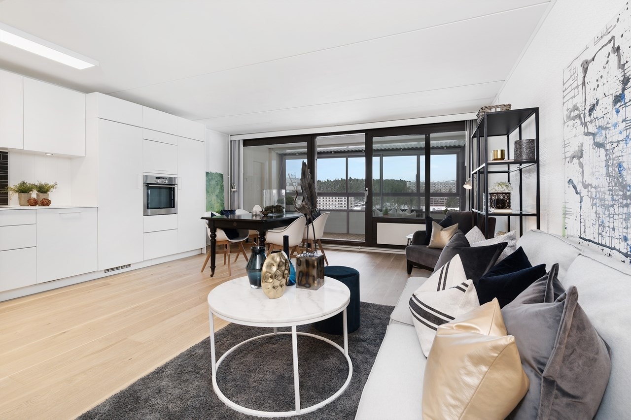 Nordvik Nydalen v/ Lise K. Hjelmseth ønsker velkommen til en arealeffektiv og romslig 4-roms leilighet i Ammerudgrenda 174. Leiligheten ligger attraktivt til på Ammerud, med alt av bymessige tilbud i umiddelbar nærhet. Galleribilde