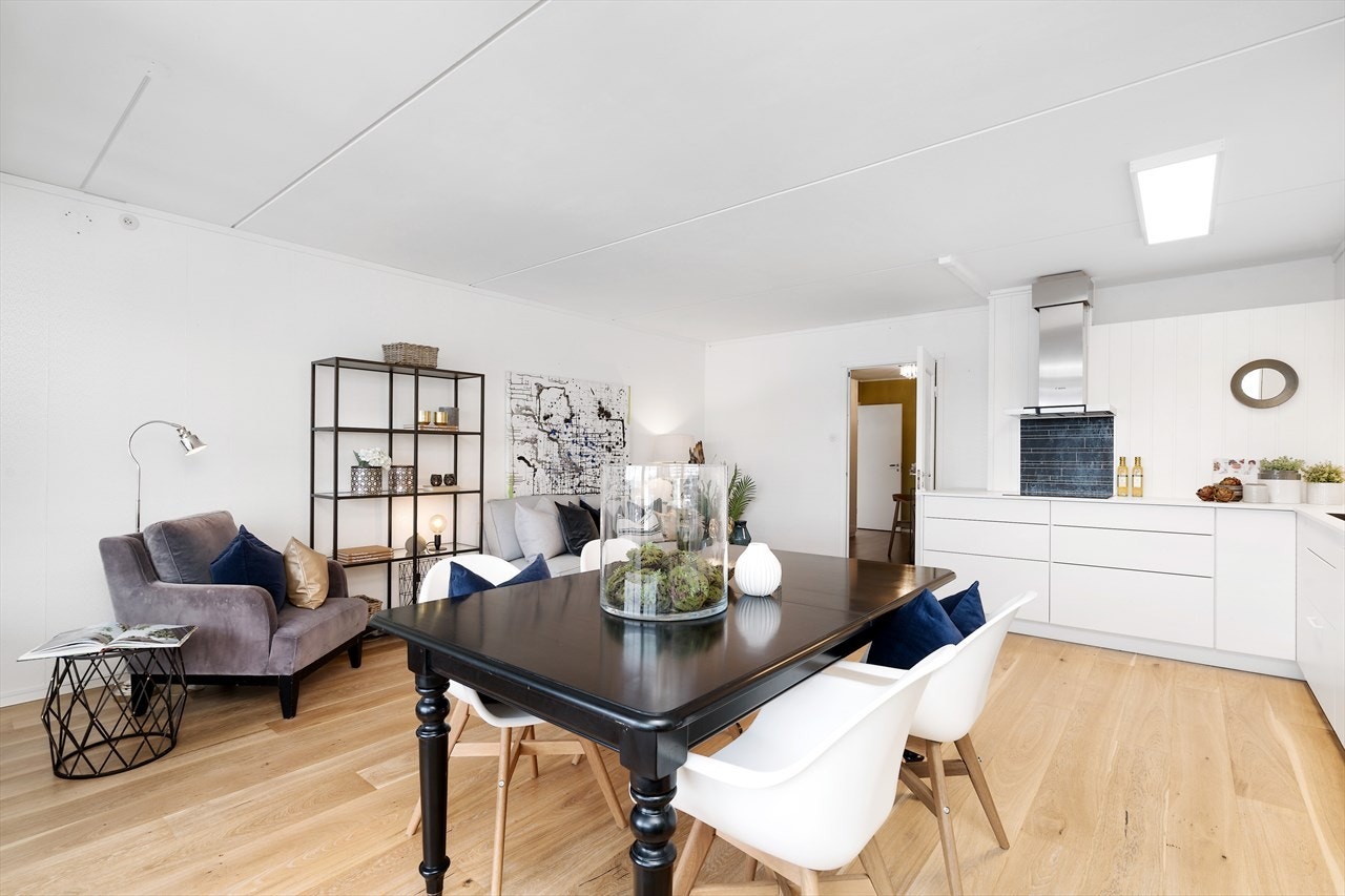 Romslig stue med plass til sittegruppe, spisebord og tilhørende møbler. Rommets utforming byr på flere innredningsmuligheter. Stuen oppleves som hyggelig og romslig med lite innsyn, god takhøyde, samt store vindusflater som gir rommet en luftig følelse. Galleribilde