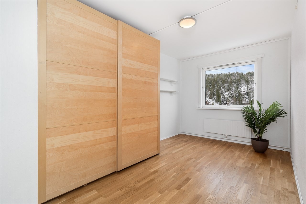 Soverom 3 er av god størrelse, med plass til seng, garderobeskap og tilhørende møbler. Soverom 3 passer ypperlig som barnerom, gjesterom eller kontor. Galleribilde