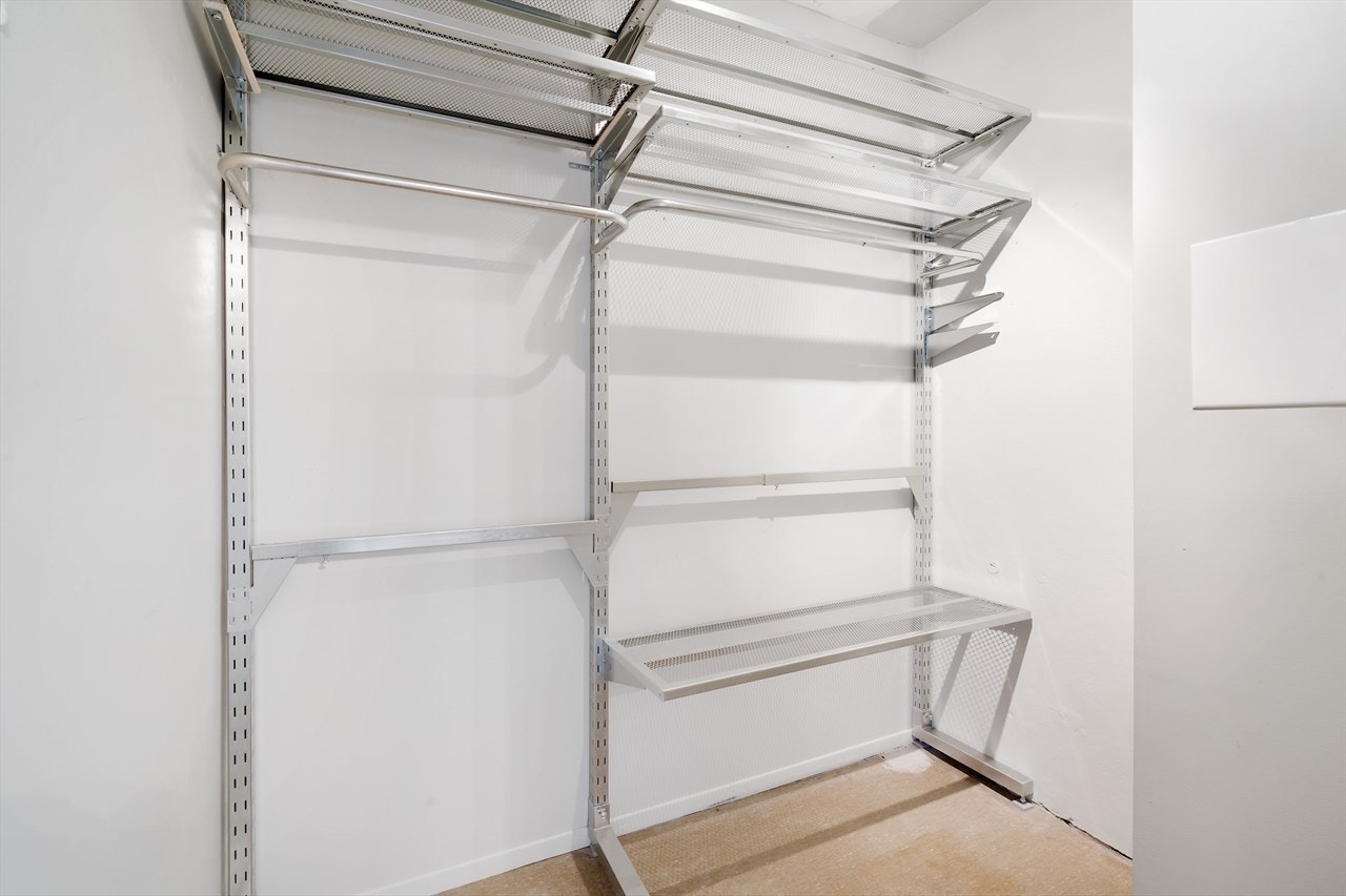 Praktisk innvendig bod i leiligheten som i dag benyttes som omkledningsrom. Galleribilde