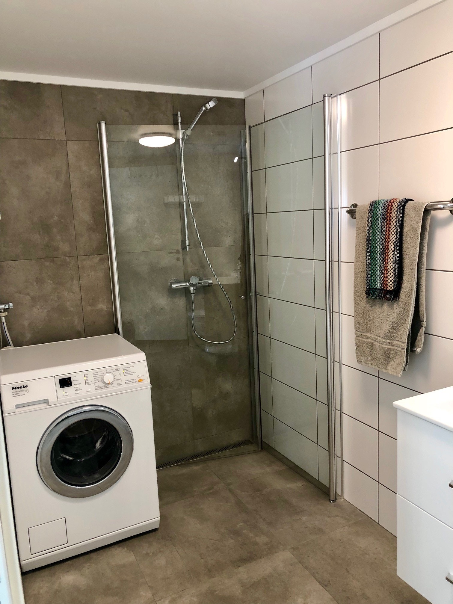 Bad med vaskemaskin Galleribilde