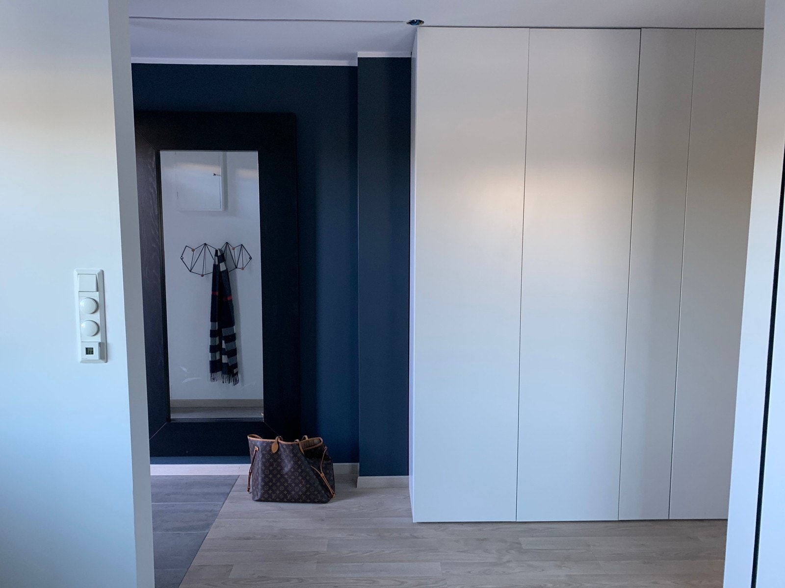 garderobe fra gulv til tak Galleribilde