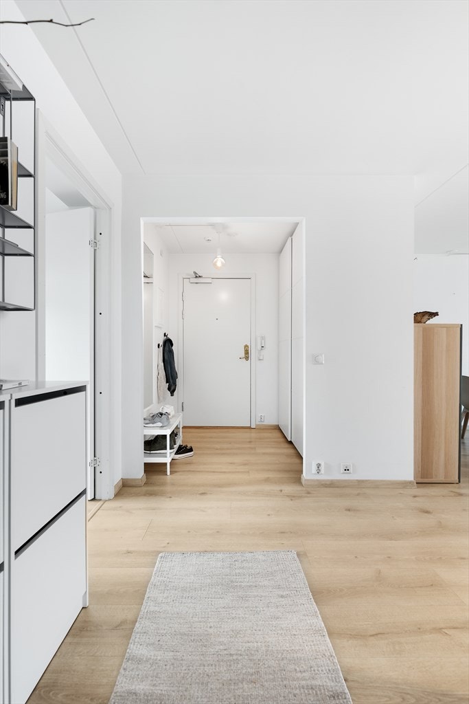 I inngangspartiet er det flere smarte løsninger for oppheng av yttertøy og oppbevaring. Galleribilde