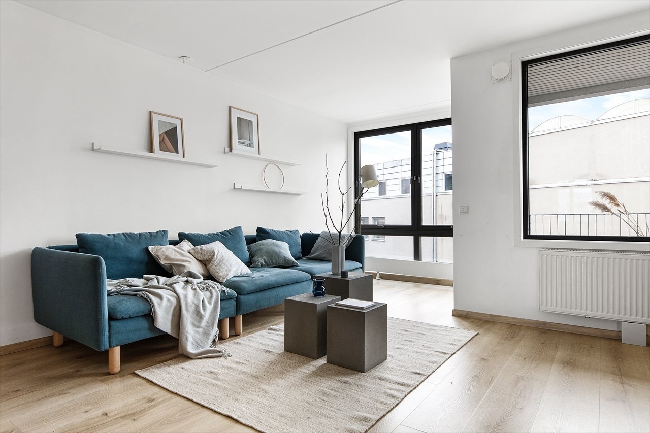 Naturlig god plass til større sofagruppe med tilhørende møblement. Galleribilde