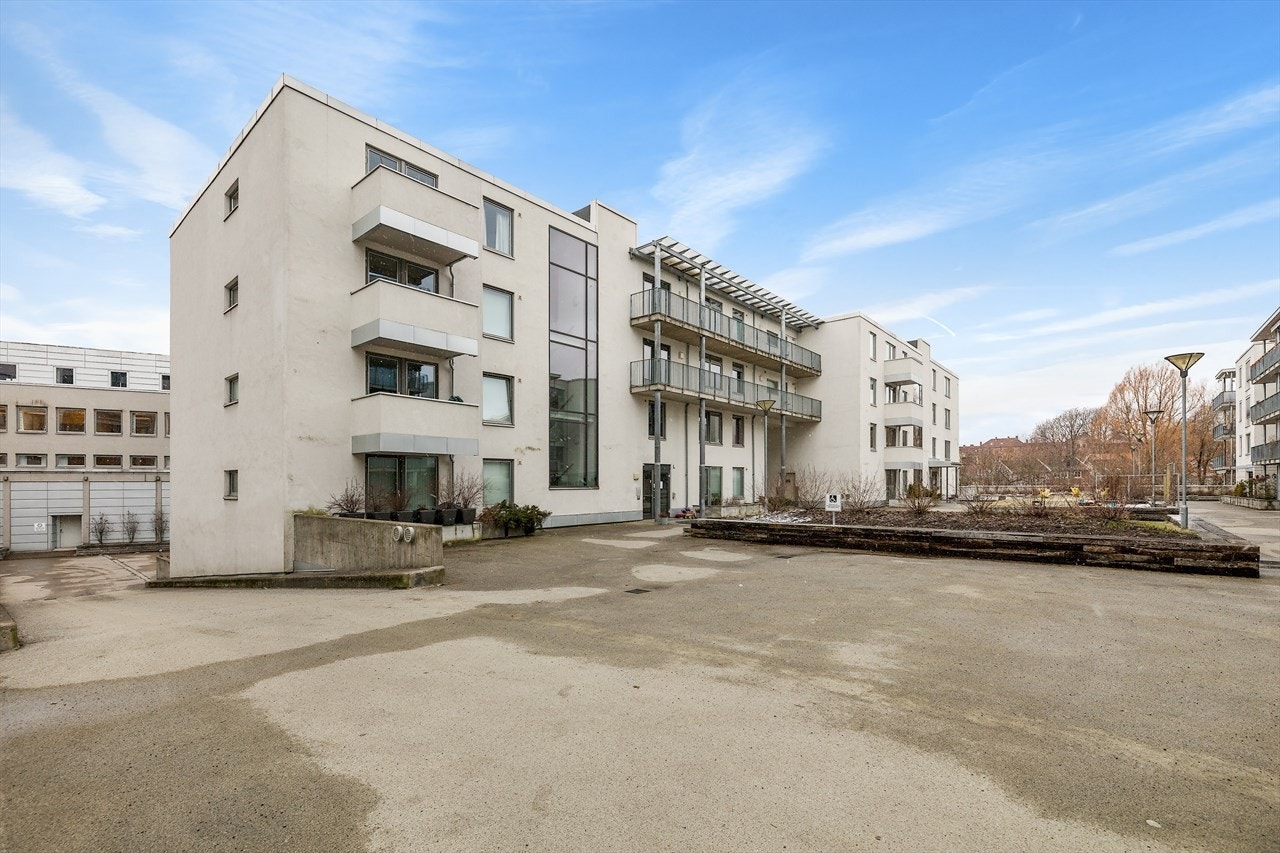 Inngang til oppgang L fra bakgården som er utrolig fin på sommeren! Galleribilde