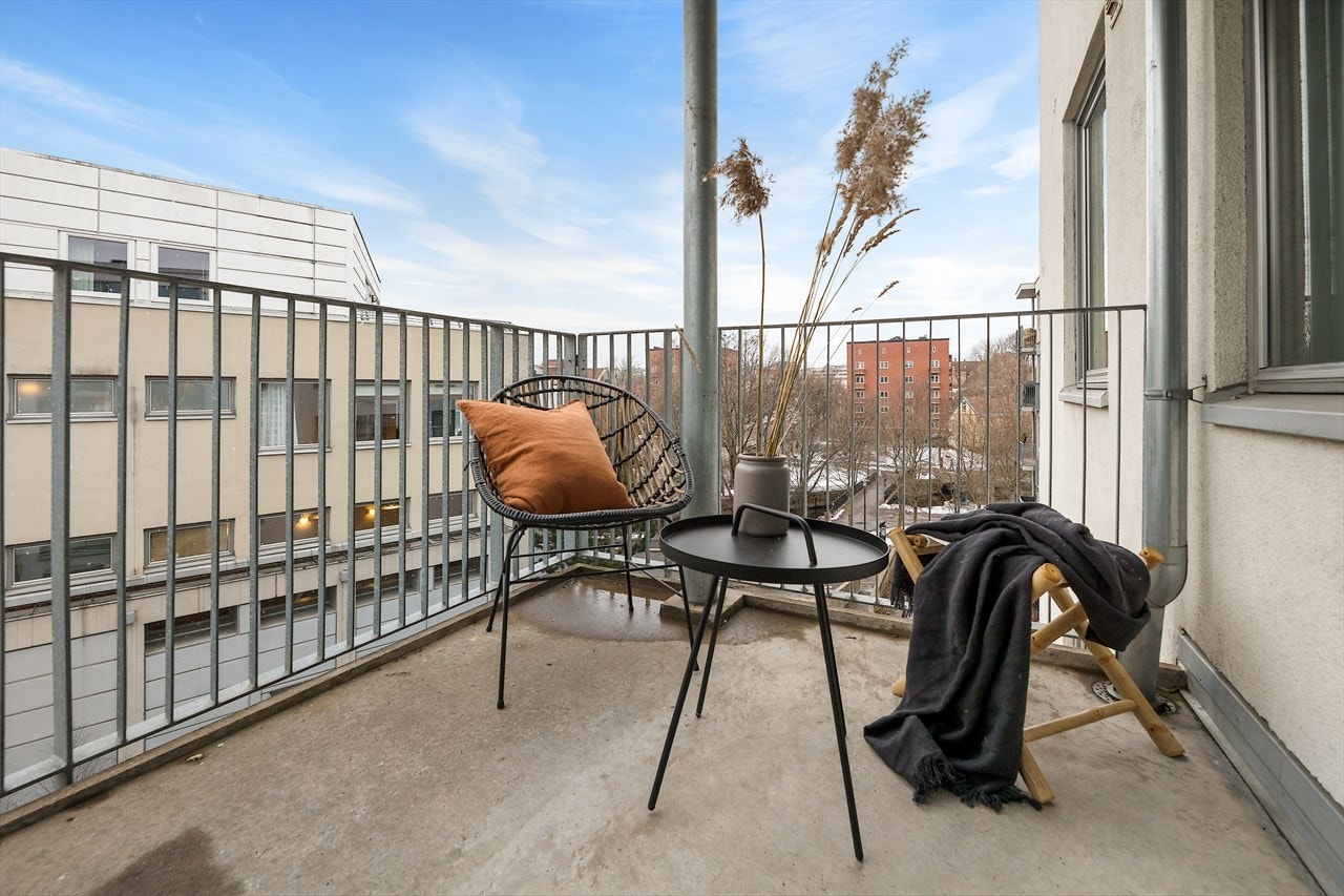 Balkongen er sørvestvendt. Her ute kan du nyte solen på varme vår- og sommerdager! Galleribilde