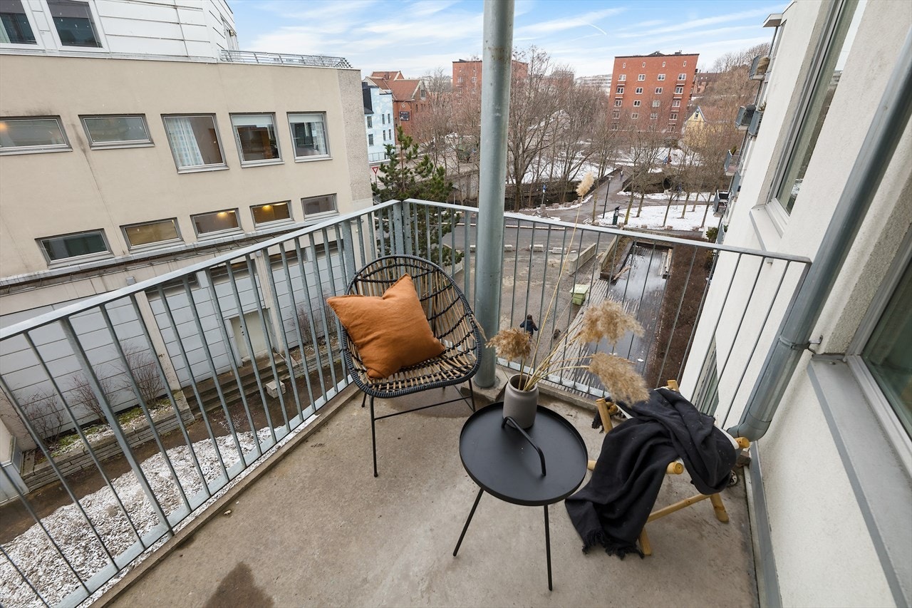 Skjermet sydvestvendt balkong på 4 kvm. Galleribilde