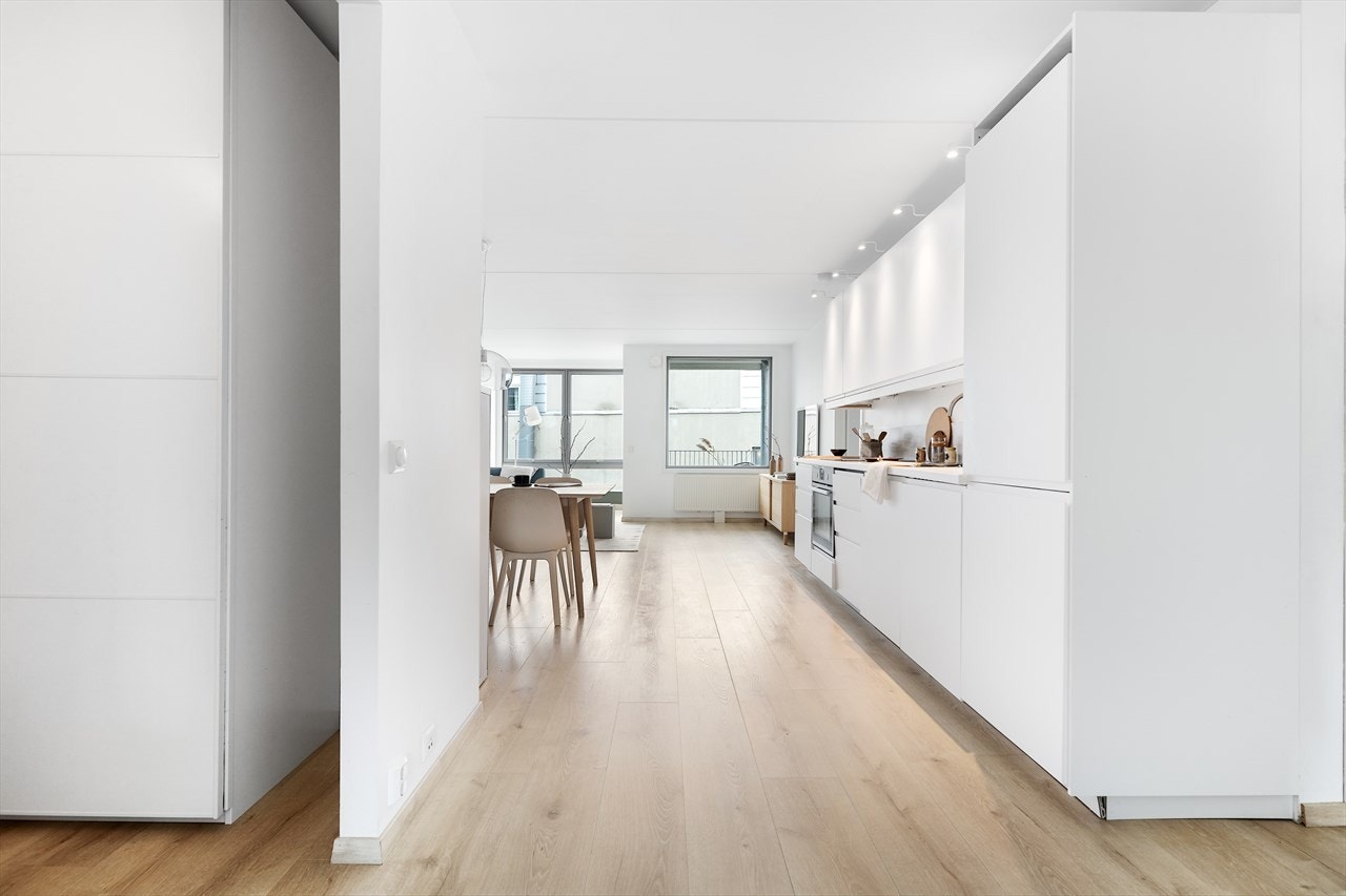 Dette er en veldig lys og innbydende leilighet, perfekt for deg som vil bo tilbaketrukket, men sentrumsnært! Galleribilde