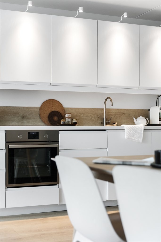 Det er montert godt med lys på kjøkkenet. Både over og under overskapene. Galleribilde