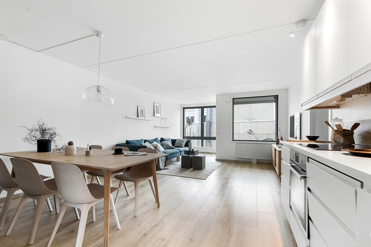 Leiligheten har åpen stue- og kjøkkenløsning som bidrar til en luftig romsfølelse. Galleribilde