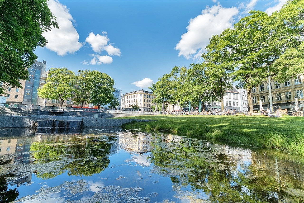 Alexander Kiellands plass ligger like nedenfor, med flotte områder for rekreasjon og hygge! Galleribilde