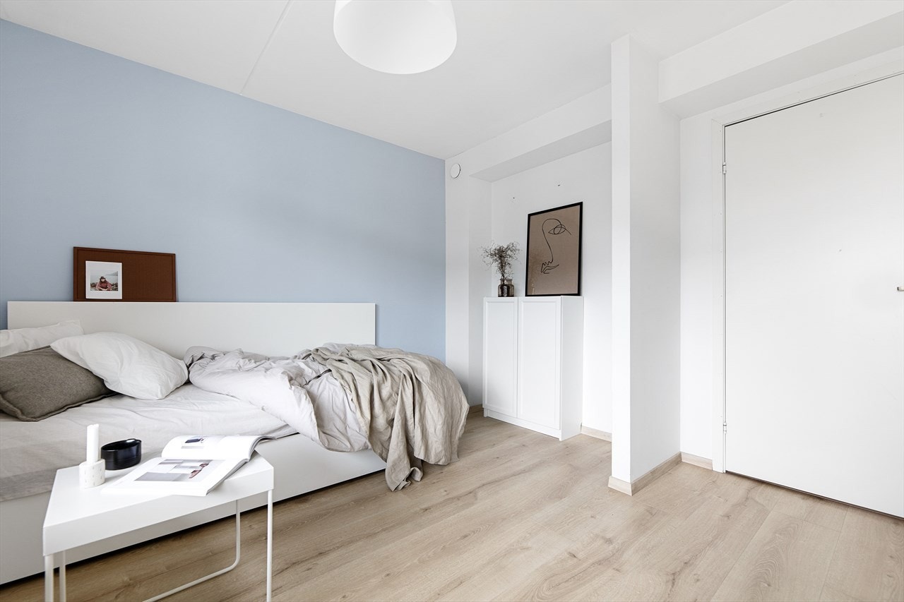 God plass til både dobbeltseng, garderobeskap og skrivebord! Galleribilde