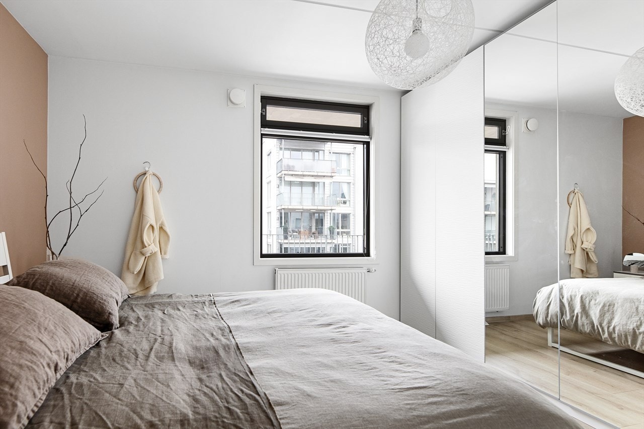 Stor skyvedørsgarderobe langs hele veggen. Galleribilde