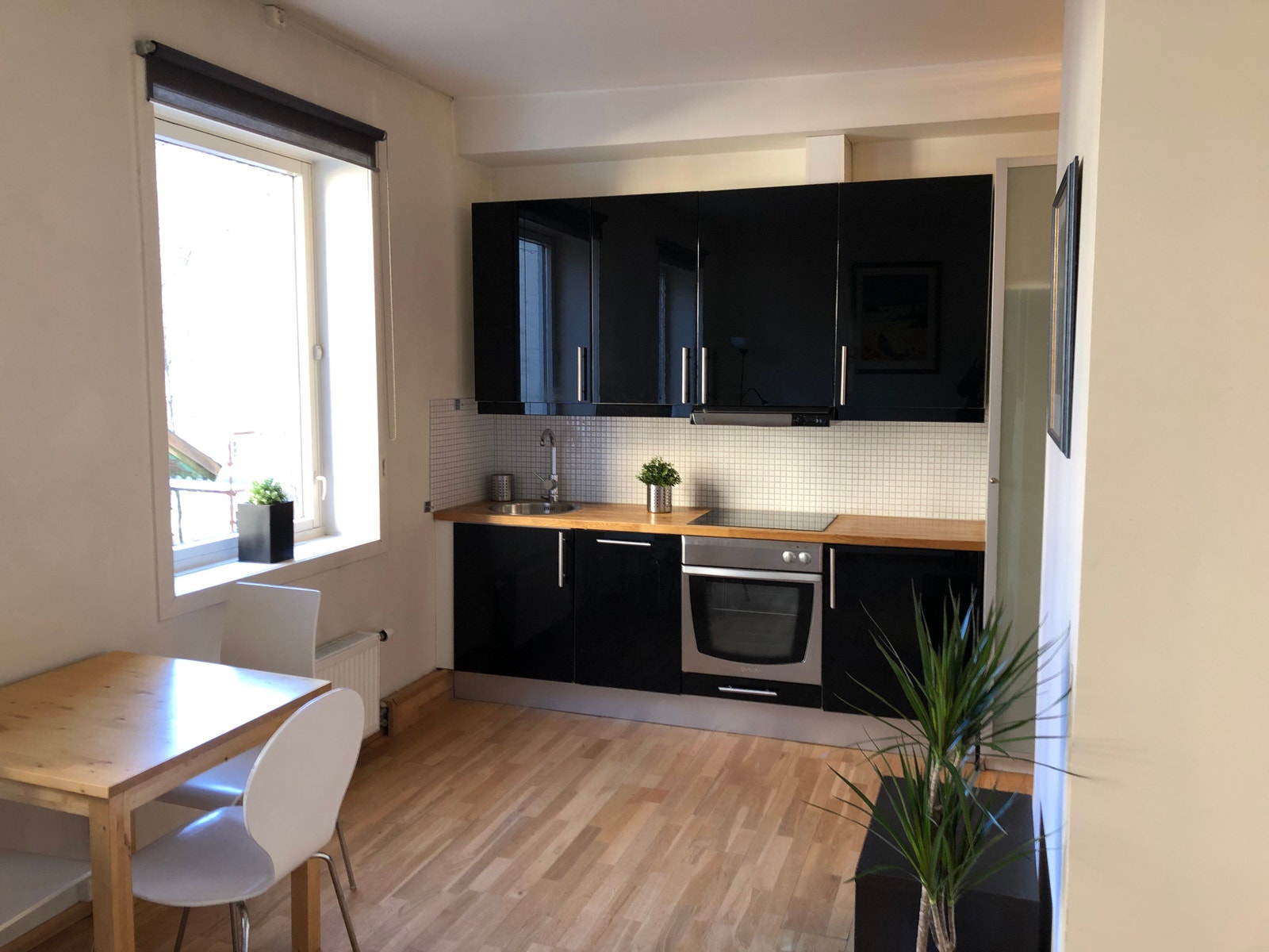 Flott kjøkken - stekeovn, keramisk topp 4 pl. og oppvaskmaskin Galleribilde