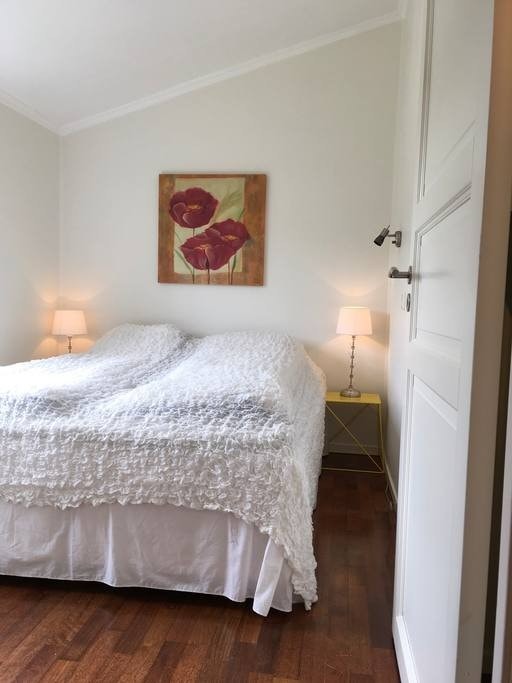Soverom med 150 cm brei dobbelseng Galleribilde