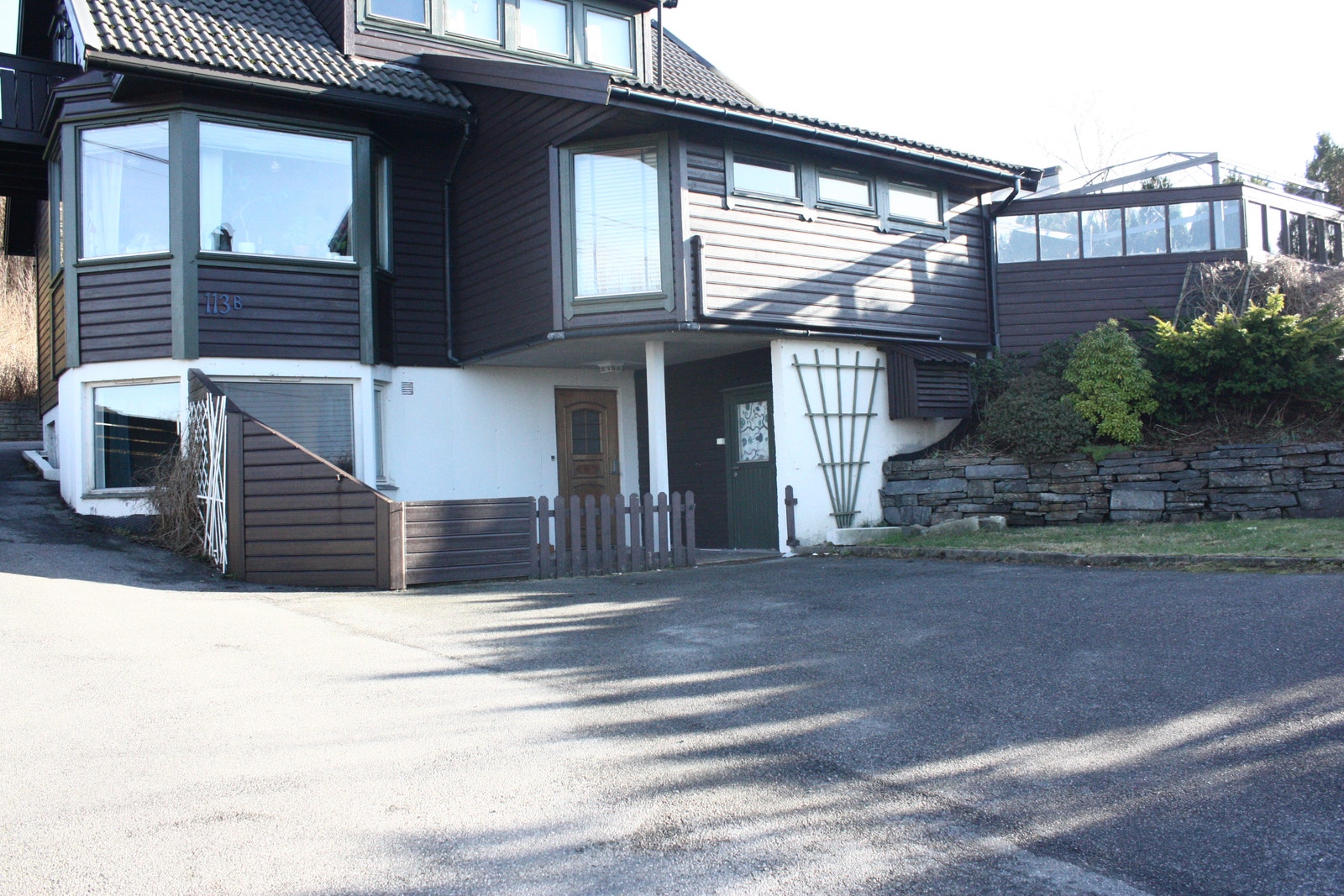 Fasade med inngang til leil. Galleribilde