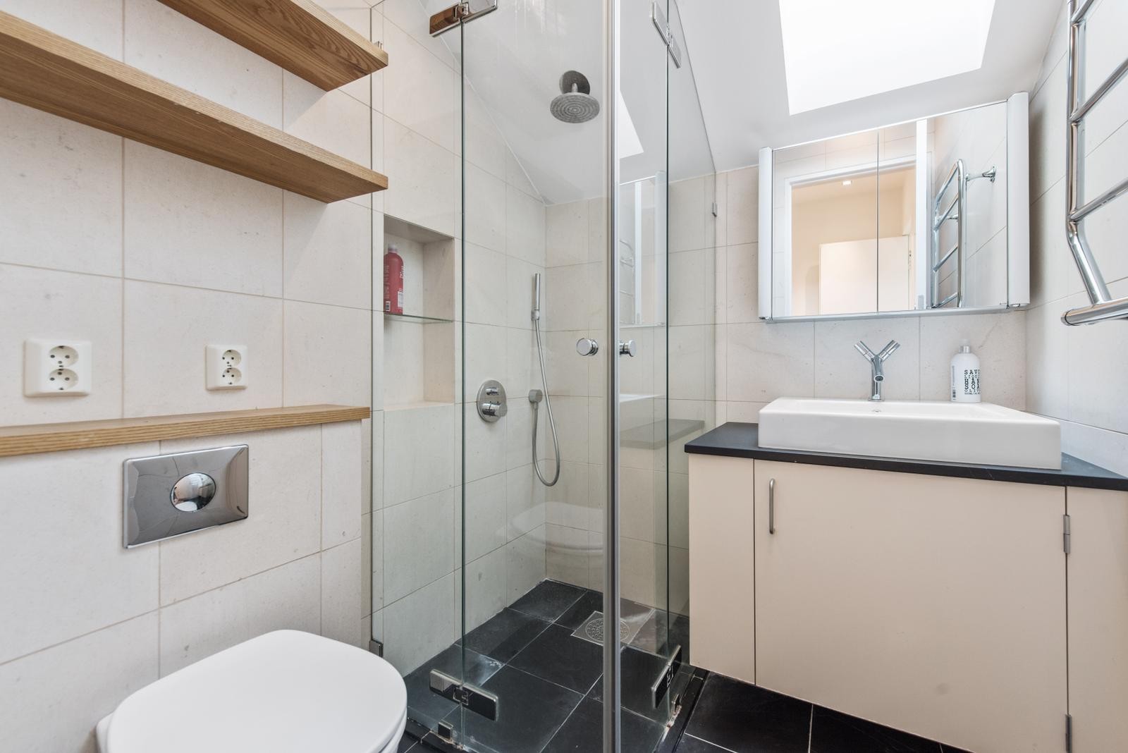 Bad 2 i tilknytning til 2. og 3. soverom over: Galleribilde