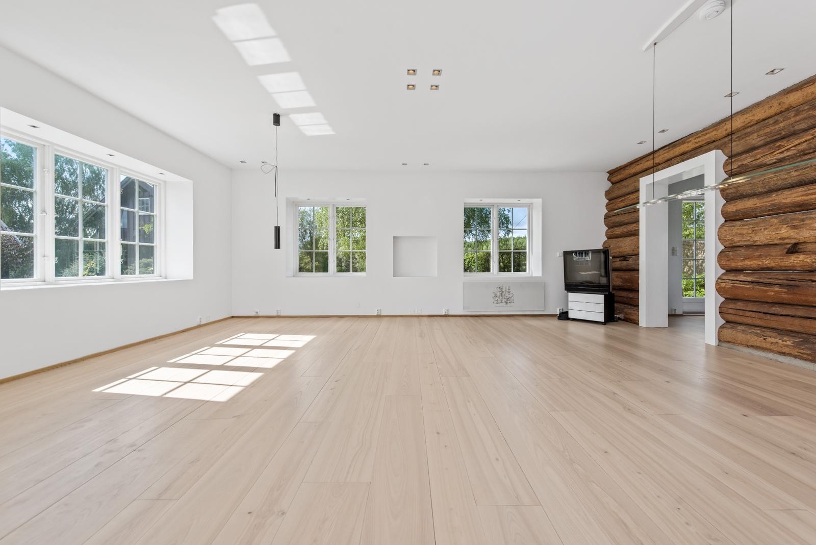 Stue mot vest som nå uten innredning: Galleribilde