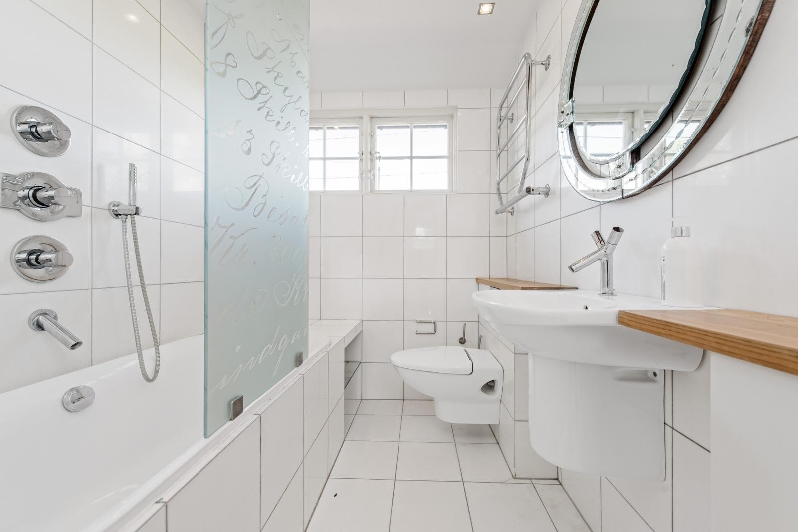 Bad i tilknytning til største soveværelse som nå: Galleribilde