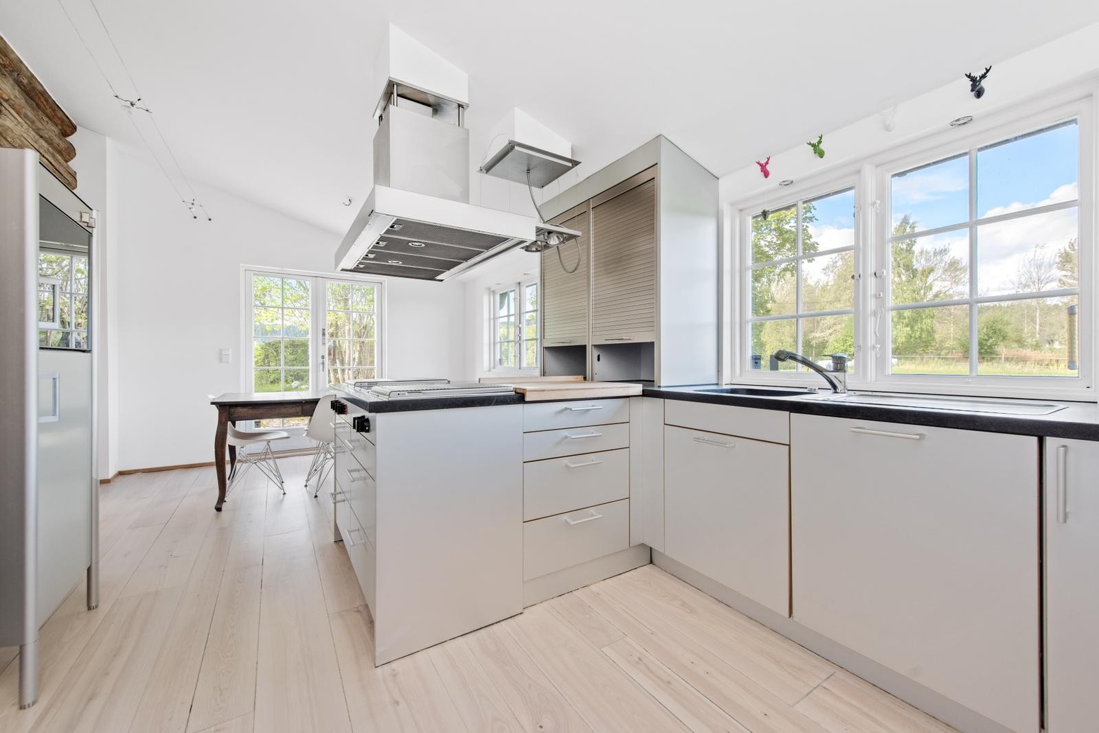 Annen vinkel kjøkkenet som nå uten innredning: Galleribilde