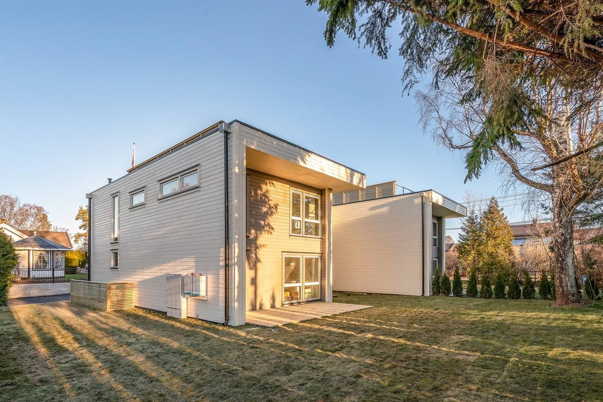 VELKOMMEN TIL VISNING! Lindbäckveien 9 C er en lekker, nyoppført arkitekttegnet enebolig - fint plassert i meget attraktive omgivelser.