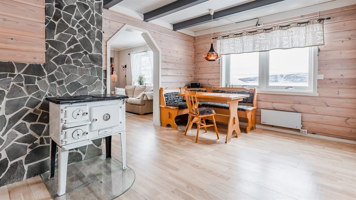 Vedkomfyr og plass for spisebord ved vindu